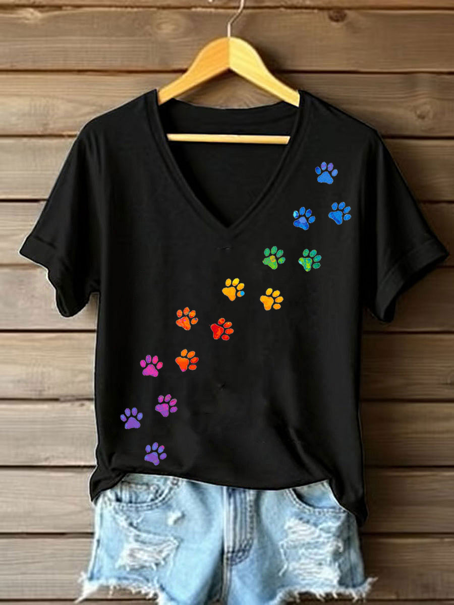 T-shirt colorido da pata do cão das mulheres
