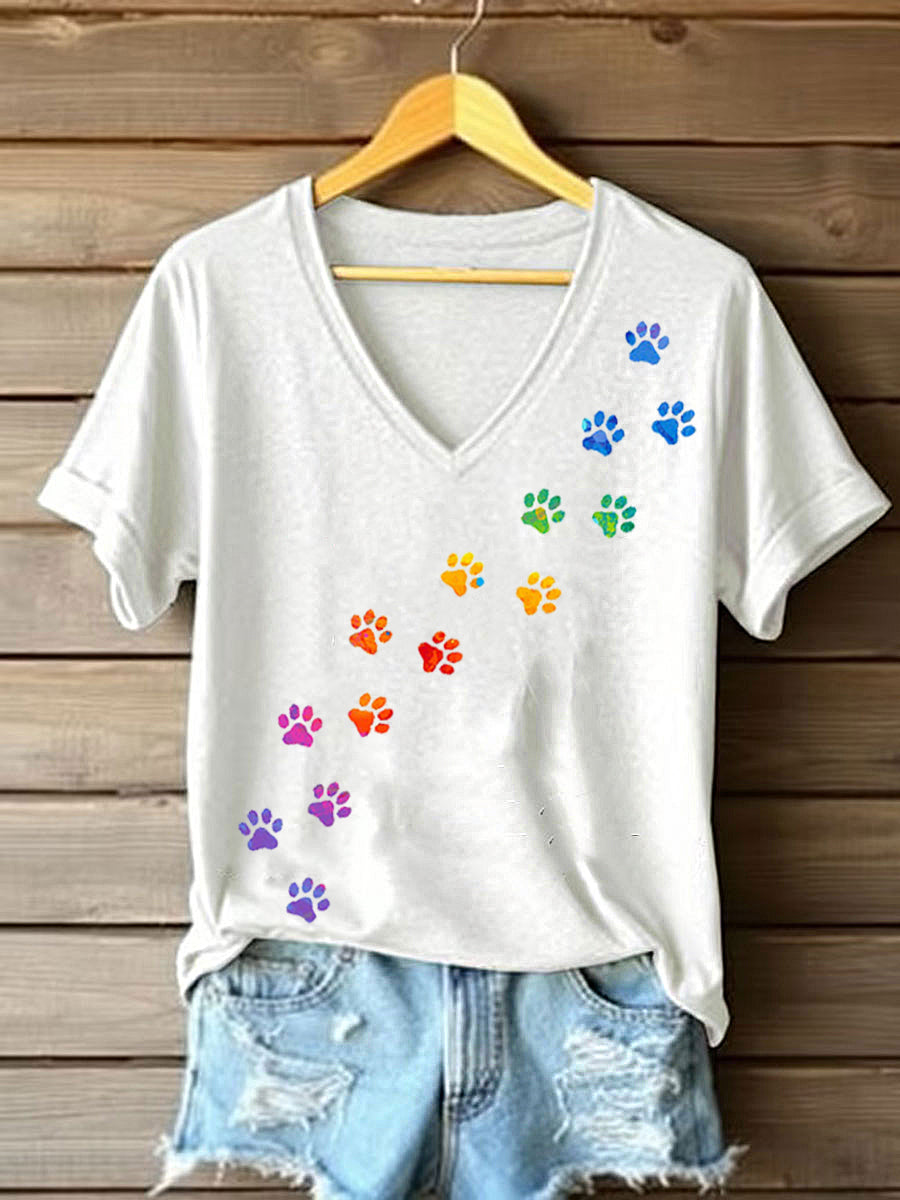 T-shirt colorido da pata do cão das mulheres