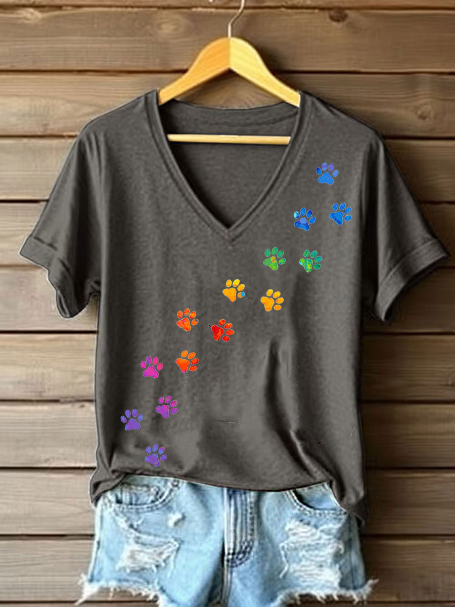 T-shirt colorido da pata do cão das mulheres