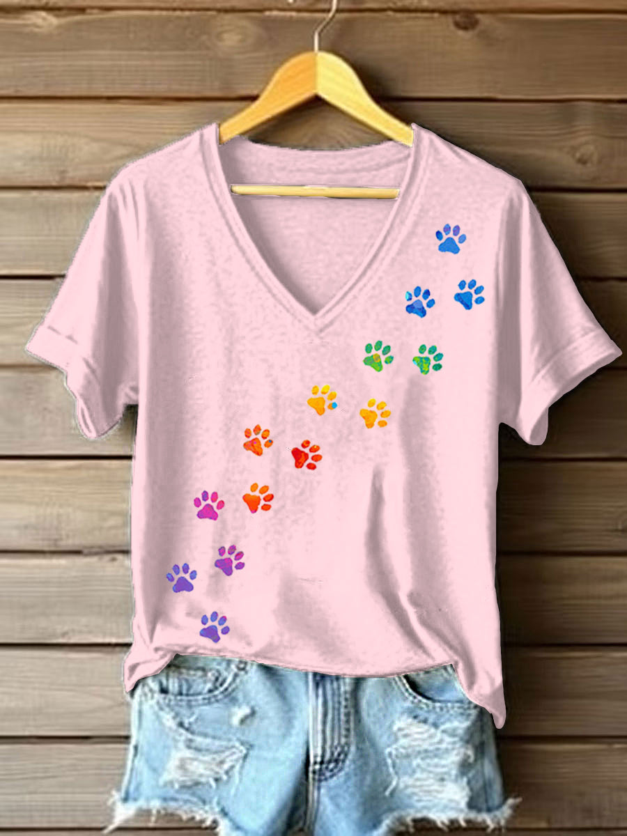 T-shirt colorido da pata do cão das mulheres