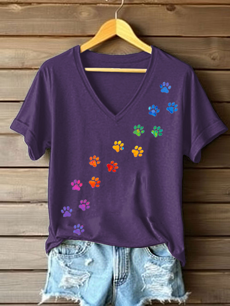 T-shirt colorido da pata do cão das mulheres