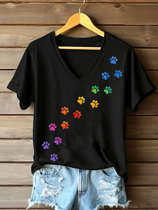 T-shirt colorido da pata do cão das mulheres