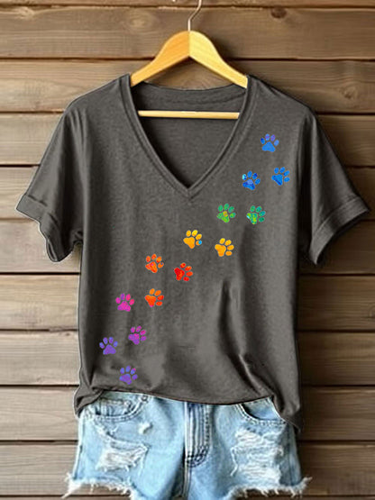 T-shirt colorido da pata do cão das mulheres