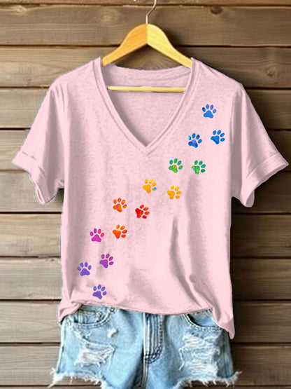 T-shirt colorido da pata do cão das mulheres